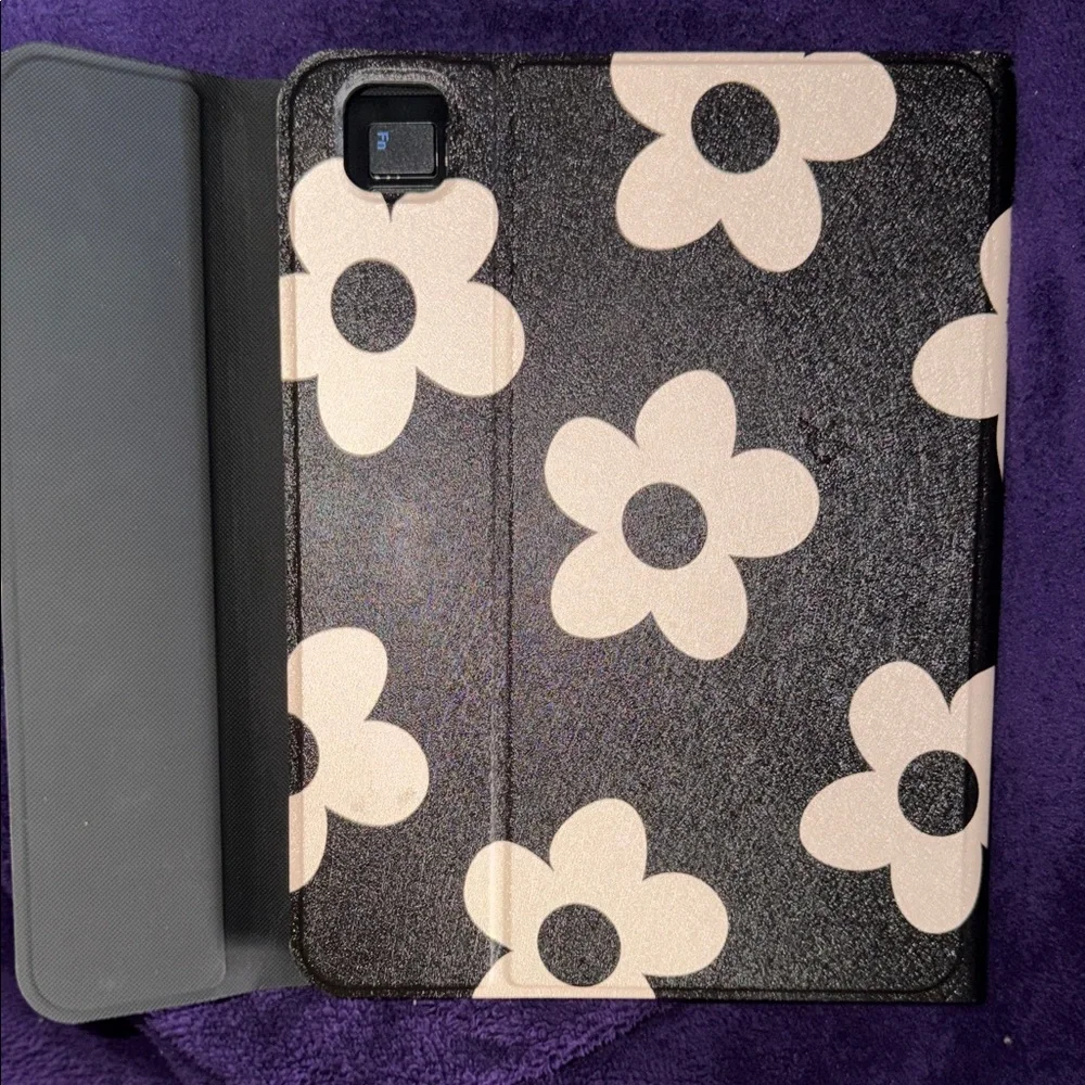 Black/Cream Daisy Print iPad Case/Keyboard